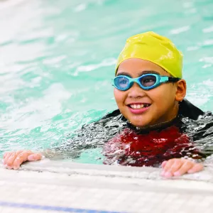 Spring I programs Boy in pool blue goggles